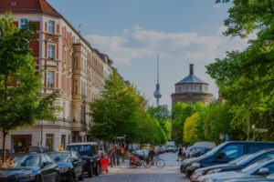 Berlin Prenzlauer Berg, Rykestraße mit Wasserturm und Fernsehturm